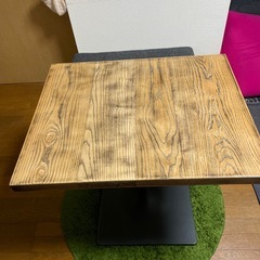 ダイニングテーブルにもなるテーブル
の画像