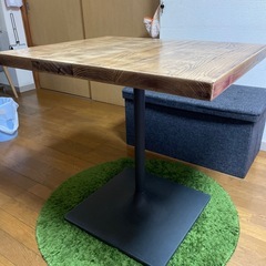ダイニングテーブルにもなるテーブル
の画像