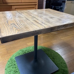 ダイニングテーブルにもなるテーブル
の画像