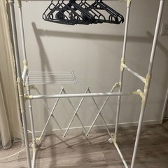 伸び縮みハンガーラック？の画像