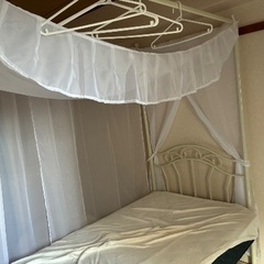 シングルベッドのベッドフレームの画像