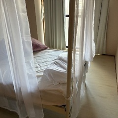 シングルベッドのベッドフレームの画像