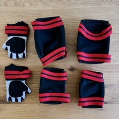 ほぼ未使用・スケボープロテクター 【SILVER FOX キッズセーフティセット】ストライダー用・スケートボード用の画像