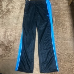 adidasのジャージの画像