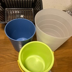 8点まとめて　ハンガーゴミ袋　ゴミ箱２点、バケツ、カゴ、ブックトレー２点の画像