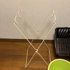 8点まとめて　ハンガーゴミ袋　ゴミ箱２点、バケツ、カゴ、ブックトレー２点の画像