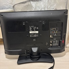 SHARP（シャープ）のAQUOSシリーズ、20インチ液晶テレビ LC-20E9B です。 コンパクトサイズで寝室・子供部屋・キッチンなどにも設置しやすく、地デジ視聴や外部機器接続に対応しています。の画像