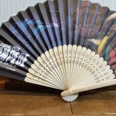 ワンピースのペンケースと扇子の画像