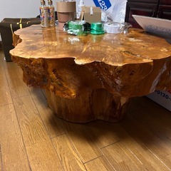 1枚板のテーブルの画像