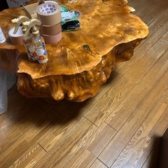 1枚板のテーブルの画像