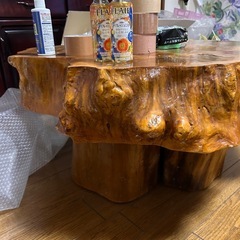 1枚板のテーブルの画像