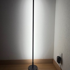 自立型の関節照明(フロアライト)の画像