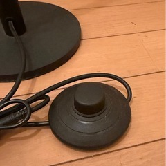 自立型の関節照明(フロアライト)の画像