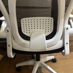 新古品 背もたれ、肘置きつき、オフィスチェア ほぼ新品未使用品の画像