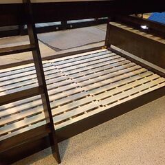 親子2段ベッド 上段シングル・下段セミダブル ロータイプ 木製 ダークブラウン はしご・宮棚・ライト・コンセント付き すのこ床板　西岡店の画像
