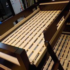 親子2段ベッド 上段シングル・下段セミダブル ロータイプ 木製 ダークブラウン はしご・宮棚・ライト・コンセント付き すのこ床板　西岡店の画像