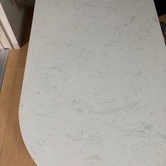 大理石柄テーブルの画像