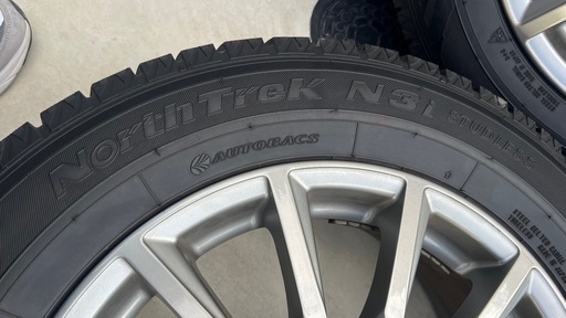 スタッドレスタイヤ205/65R16
　　