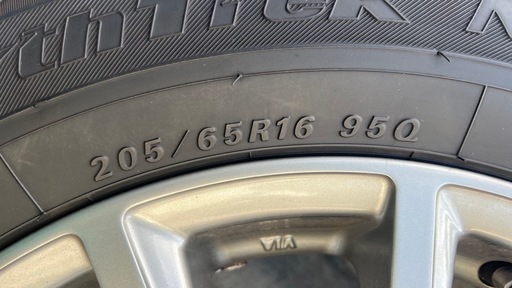 スタッドレスタイヤ205/65R16
　　