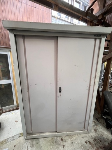 完売しました　
値下げ！！！物置。高さ175cm横135cm奥行き70cm実寸別途配達可能