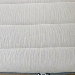 IKEAのマットレスとベッドフレーム（収納付き）のセットの画像