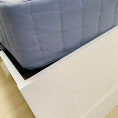 IKEAのマットレスとベッドフレーム（収納付き）のセットの画像