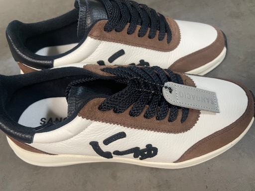 新品未使用　にゅ　BLOW  『WHITE×BROWN』　スニーカー　23.5cm