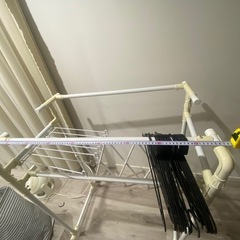 伸び縮みハンガーラック？の画像