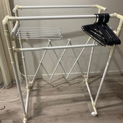 伸び縮みハンガーラック？の画像