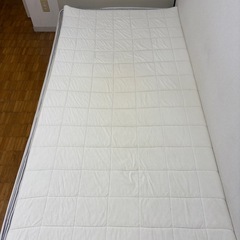 冷蔵庫とマットレスの画像