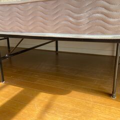 マットレスとその下のベッドフレームの画像