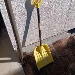 大至急、未使用の２点の雪かきを売りますの画像