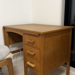 無垢材のデスクと椅子のセットの画像