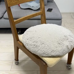 無垢材のデスクと椅子のセットの画像