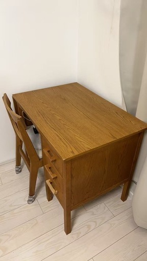 無垢材のデスクと椅子のセット