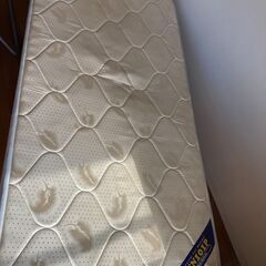 マットレスとその下のベッドフレームの画像