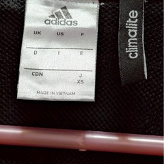 adidas ウィンドブレーカーの画像