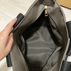 新品未使用　レザー調ハンドバッグ　グレージュ　リボンの画像