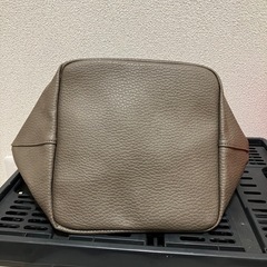 新品未使用　レザー調ハンドバッグ　グレージュ　リボンの画像