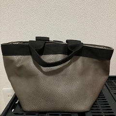 新品未使用　レザー調ハンドバッグ　グレージュ　リボンの画像