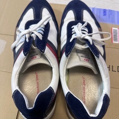 ホーキンス（Hawkins）のネイビーとホワイトのレザースニーカーの画像