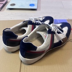 ホーキンス（Hawkins）のネイビーとホワイトのレザースニーカーの画像