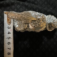 銀ヘビの置物の画像