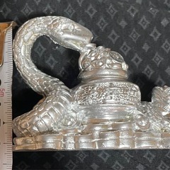 銀ヘビの置物の画像