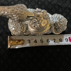 銀ヘビの置物の画像