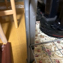 使用感のあるガラステーブル　の画像