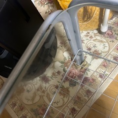 使用感のあるガラステーブル　の画像