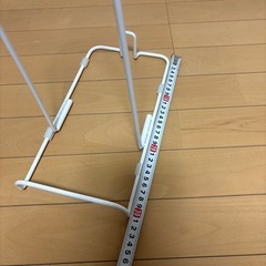 ニトリ　掃除機スタンド ホワイト 金属製　の画像