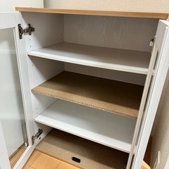 ガラス扉付き収納棚／ホワイト×木目／状態良好（棚板一枚のみ裏表逆）の画像