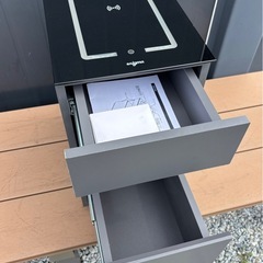 展示品 エニグマ  ワイヤレス充電 ライト付き 多機能キャビネット ベットサイド テーブル 収納 引き出しの画像